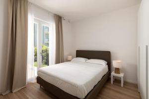 里乔内The Palm Riccione的白色的卧室设有床和窗户