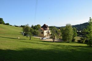 萨尔拉拉卡内达La Maison Thimadaise的山丘上带绿地的房子