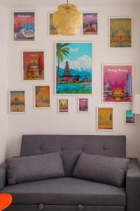 巴达霍斯APARTAMENTOS MAPAMUNDI的客厅配有沙发和墙上的海报