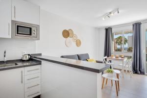 多列毛利诺斯Vistamarina B201 By IVI Real Estate的白色的厨房设有柜台和用餐室