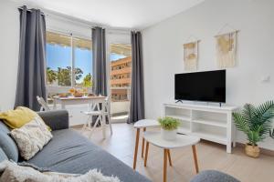 多列毛利诺斯Vistamarina B201 By IVI Real Estate的带沙发和电视的客厅