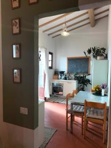 波吉奥的圣多纳托La tua casa nel Chianti的厨房以及带桌椅的用餐室。