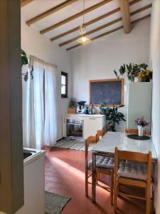波吉奥的圣多纳托La tua casa nel Chianti的厨房以及带桌椅的用餐室。