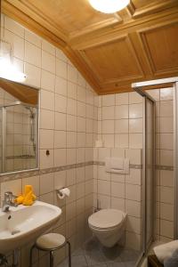 马莱斯韦诺斯塔Sesvennahof的浴室配有白色卫生间和盥洗盆。