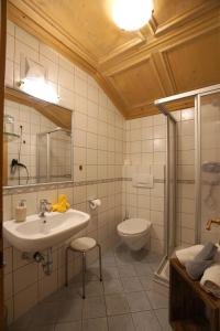 马莱斯韦诺斯塔Sesvennahof的一间带水槽和卫生间的浴室