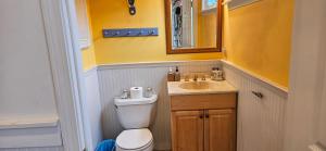 奇蒂豪克KD by the Sea的浴室配有白色卫生间和盥洗盆。