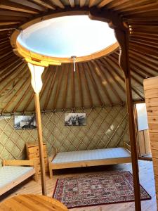 保洛兹瑙克Mágustanya的圆顶帐篷内的房间,配有长凳和桌子