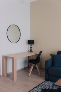 派尔努Vesiroosi Apartments - Apartment 2的一张桌子、椅子和墙上的镜子
