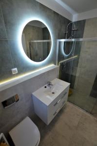弗瓦迪斯瓦沃沃Domki Luan Village的浴室设有白色水槽和镜子