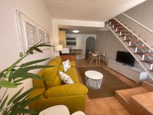 莫甘Duplex modern apartment的客厅设有黄色沙发和楼梯。