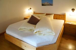 马莱斯韦诺斯塔Sesvennahof的一间卧室配有带白色床单和枕头的床。
