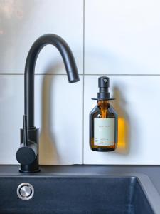 波鸿75qm Luxusapartment in perfekter Lage的厨房水槽上放一瓶油