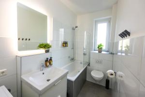 波鸿75qm Luxusapartment in perfekter Lage的白色的浴室设有水槽和卫生间。