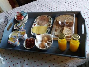 Jutrijpde Wylgepleats的水果、蔬菜和橙汁等食品托盘