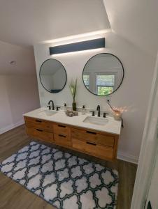 哥伦布Downtown Retreat - 1BR Oasis with Parking的浴室设有水槽、镜子和地毯。