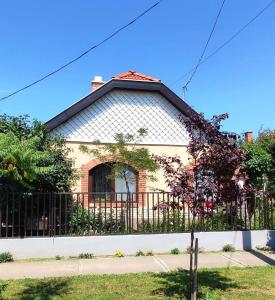 拜赖焦新村Bundik Vendégház的前面有围栏的房子