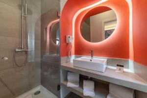 卡武埃鲁卡斯特罗旅馆的一间带水槽和淋浴的浴室