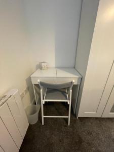 沃克索普Cosy & Comfortable Apartment w/Parking的一张小白桌子和椅子