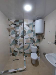 高尼奥Gonio Superior的一间带卫生间和水槽的浴室