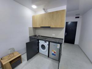 高尼奥Gonio Superior的小厨房配有洗衣机和洗衣机
