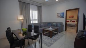 塞拉莱Anisa Residential Complex的客厅配有沙发和桌椅