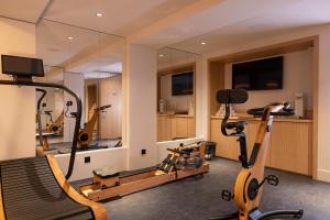 巴黎Hôtel Esté的健身房设有两台跑步机和镜子