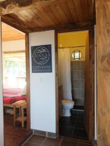 GámbitaEl Refugio, Escape Rural的一间带卫生间的浴室和墙上的标志