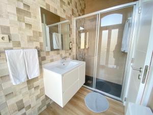 塞图巴尔Canto Doce的浴室配有白色水槽和淋浴。