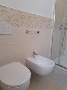 PianilloIl Rio Penise的浴室配有白色卫生间和盥洗盆。