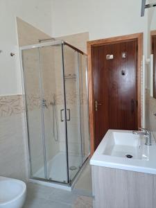 PianilloIl Rio Penise的带淋浴、盥洗盆和卫生间的浴室