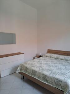 PianilloIl Rio Penise的一间白色卧室,配有一张床和一个梳妆台