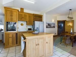 比尔Haslemere - Beer Devon的一个带木制橱柜和桌子的大厨房