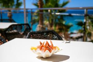 比利亚霍约萨赛维格里普蒙蒂博里酒店的一只螃蟹坐在一张白色桌子上