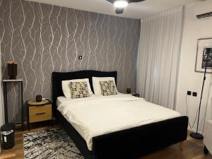 海法דירת בוטיק Dnine7的一间卧室配有床和图案墙