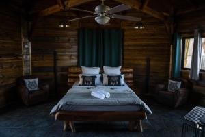 珀蒂蒂勒Au Dy-Na N° 1的小木屋内一间卧室,配有一张床