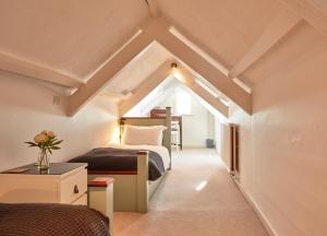 马拉扎恩Ocean Villas的阁楼卧室配有1张床和1张桌子