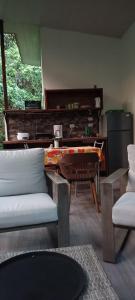 奎波斯城Selva Linda Lodge vacation rentals的带沙发和钢琴的客厅