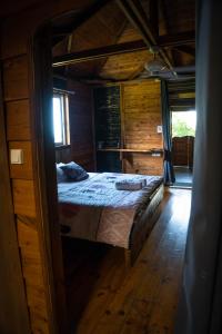 珀蒂蒂勒Au Dy-Na N°2的小木屋内一间卧室,配有一张床