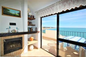 阿尔布费拉Jardins do Mar - BY BEDZY的一间带壁炉的客厅,享有海景