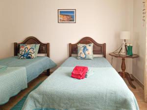 阿尔布费拉Jardins do Mar - BY BEDZY的一间卧室配有两张带绿床单的床