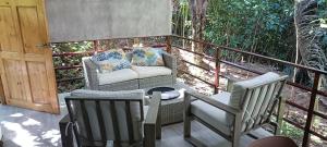 奎波斯城Selva Linda Lodge vacation rentals的门廊上设有带2把椅子和沙发的天井。