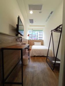 台北幸福米窝 的一间卧室配有一张床和一张书桌
