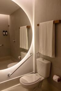 福塔莱萨Tintto Hotel的浴室设有卫生间和带毛巾的淋浴。