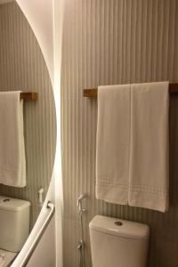 福塔莱萨Tintto Hotel的浴室配有白色卫生间和毛巾。