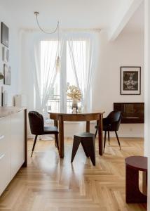 华沙Old Town Heart X Luxury - Piekna的一间带木桌和椅子的用餐室