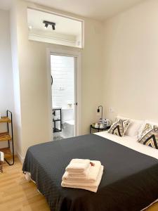 埃普拉特约布里加Barcelona PR Guesthouse的一间卧室配有带毛巾的床