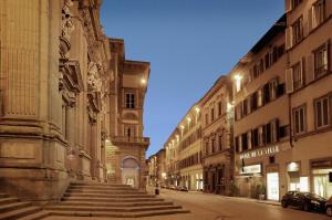 佛罗伦萨德拉维勒酒店的城市里一条空荡荡的街道,有楼房和楼梯