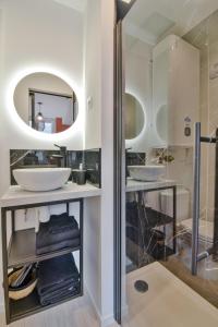 瓦朗西纳Résidence Jean Hardy - Hyper centre, parking gratuit, wifi, clim, gare的一间带两个盥洗盆和淋浴的浴室