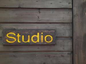 莱特肯尼Studio的木墙上的一个标牌,上面写着文字工作室