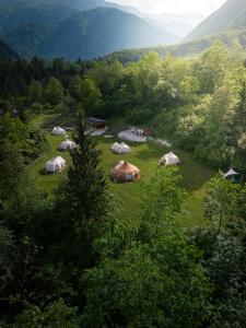 博维茨Glamping Gozdna Jasa的山地里的一组帐篷